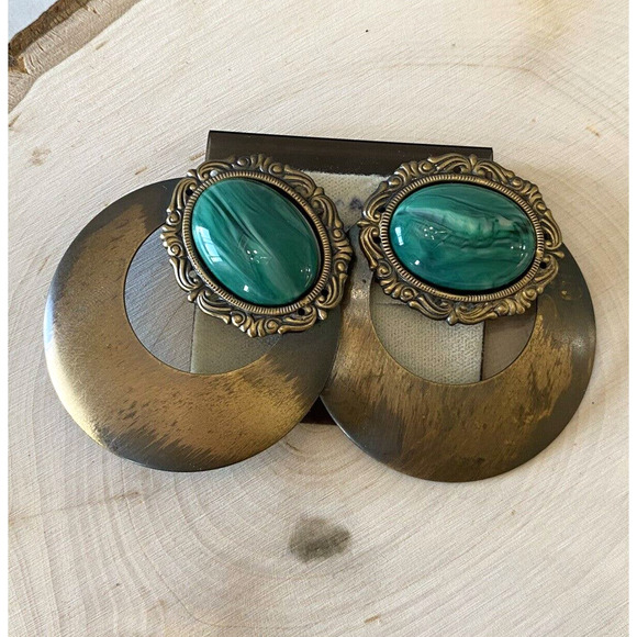 UNIQUE FAUX MALACHITE AND BRASS-TONE VINTAGE CLIP ON EARRINGS - Picture 1 of 9